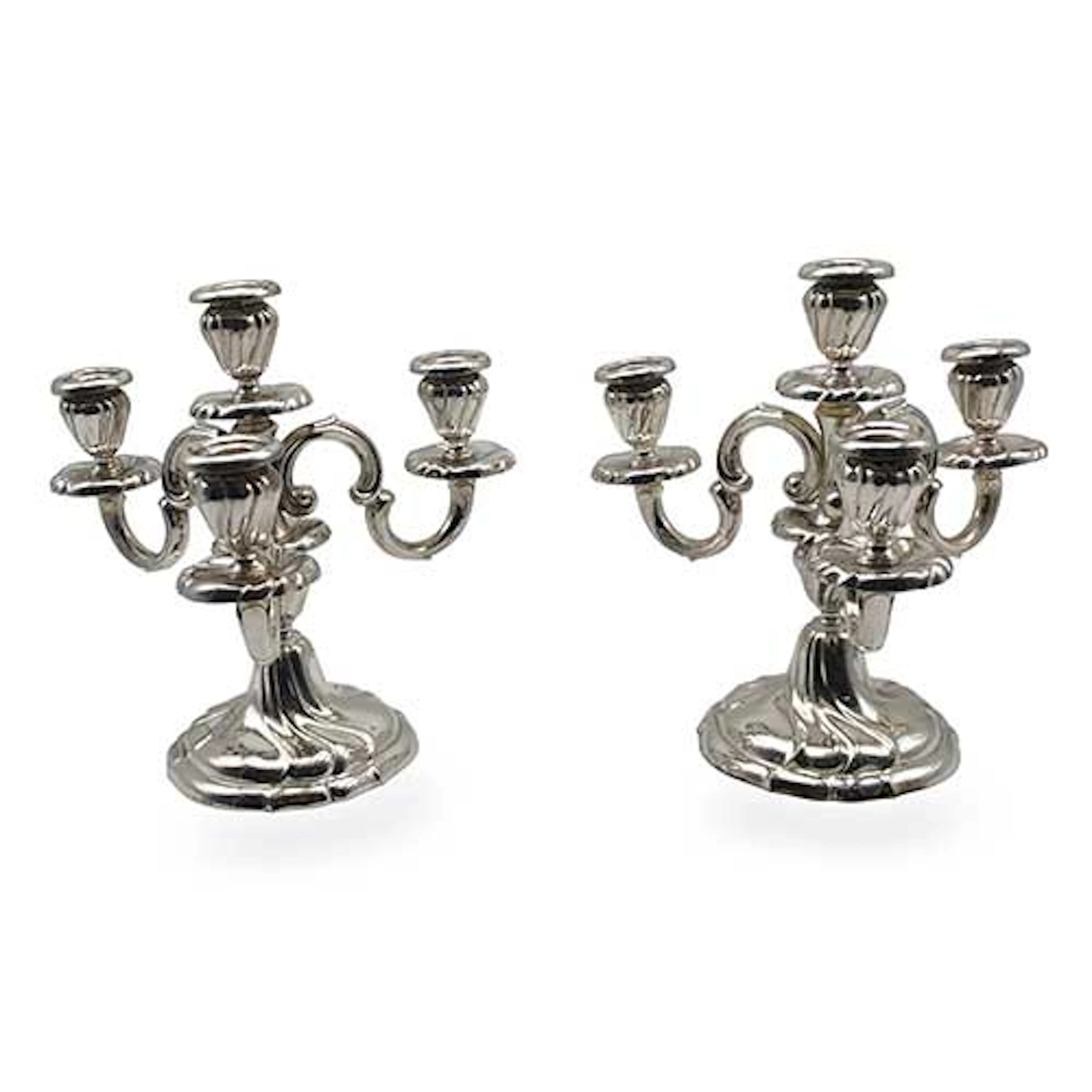 Pareja de candelabros de cuatro velas en alpaca