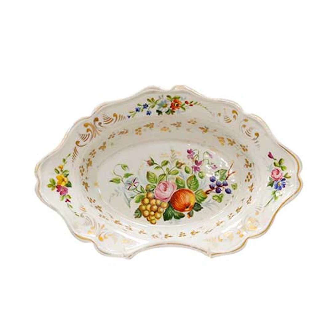 Baca en porcelana pintada con motivos florales y frutales. Marca azul