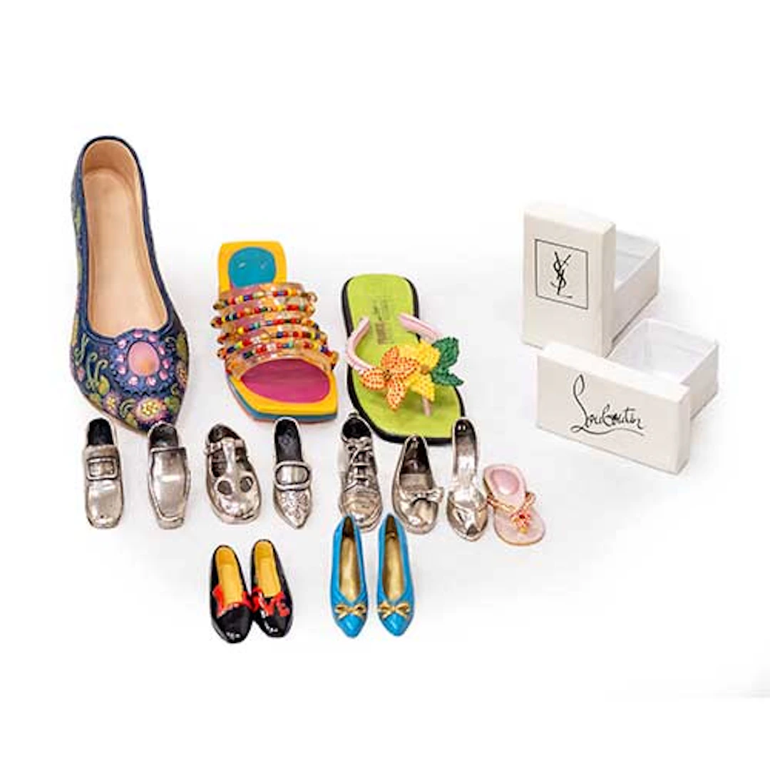 Conjunto de 13 zapatos en miniatura de diversos materiales