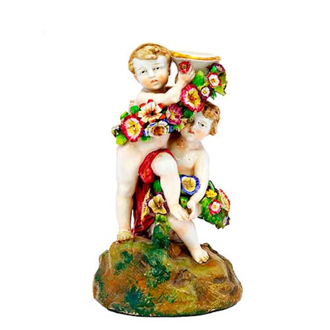 Candelero en porcelana , nios con guirnalda