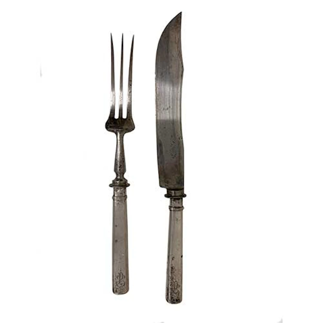 Cuchillo y tenedor de trinchar realizados en plata.