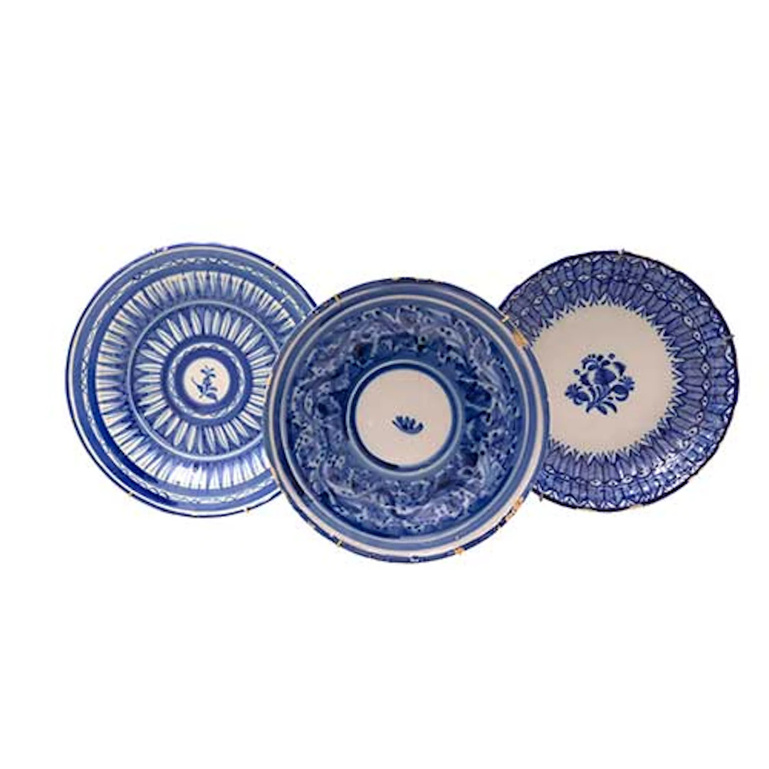 Tres platos de Manises en blanco y azul