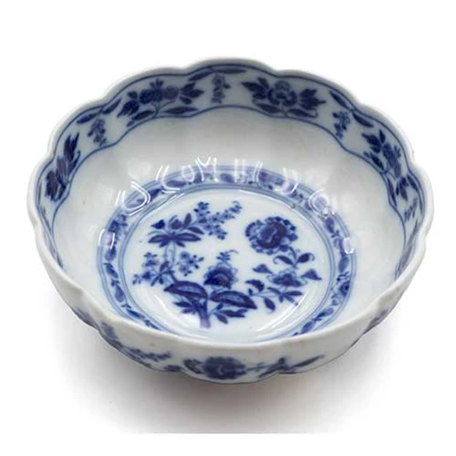 Cuenco en porcelana ondulada con decoracin china pintada en azul