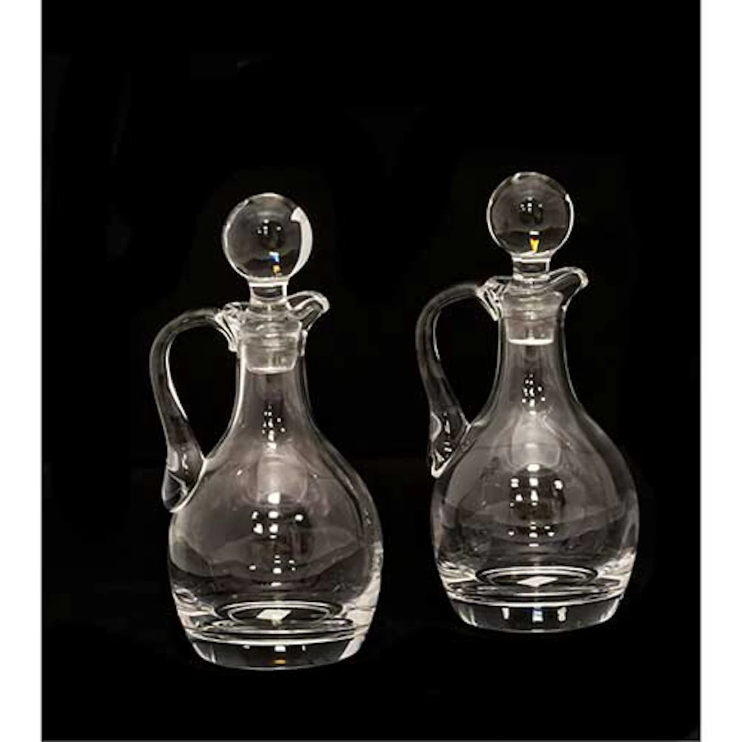 Lote de 4 vinagreras en cristal, dos de ellas con tapn y soporte de plata.