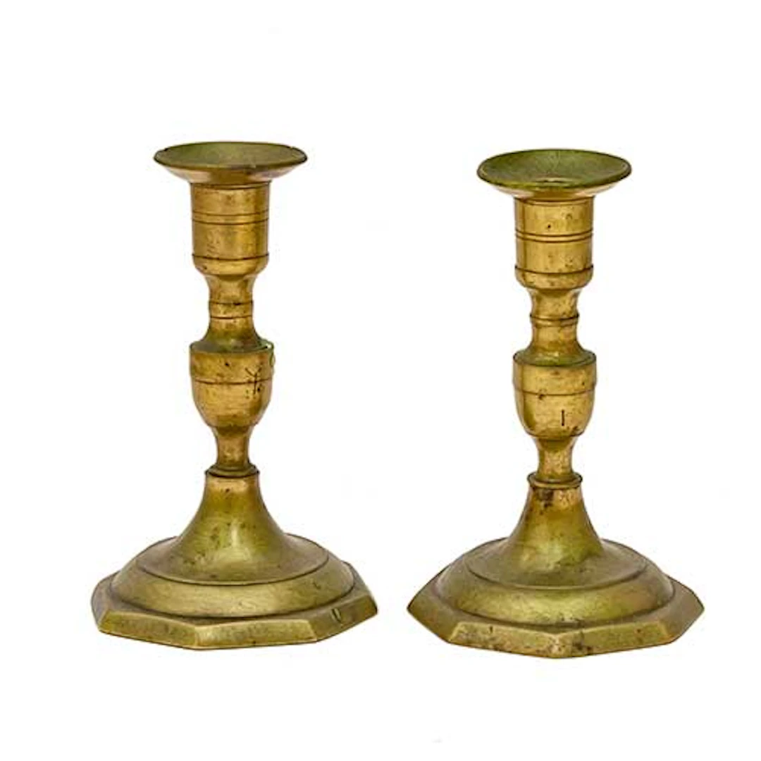 Pareja de candeleros isabelinos en bronce con base octogonal