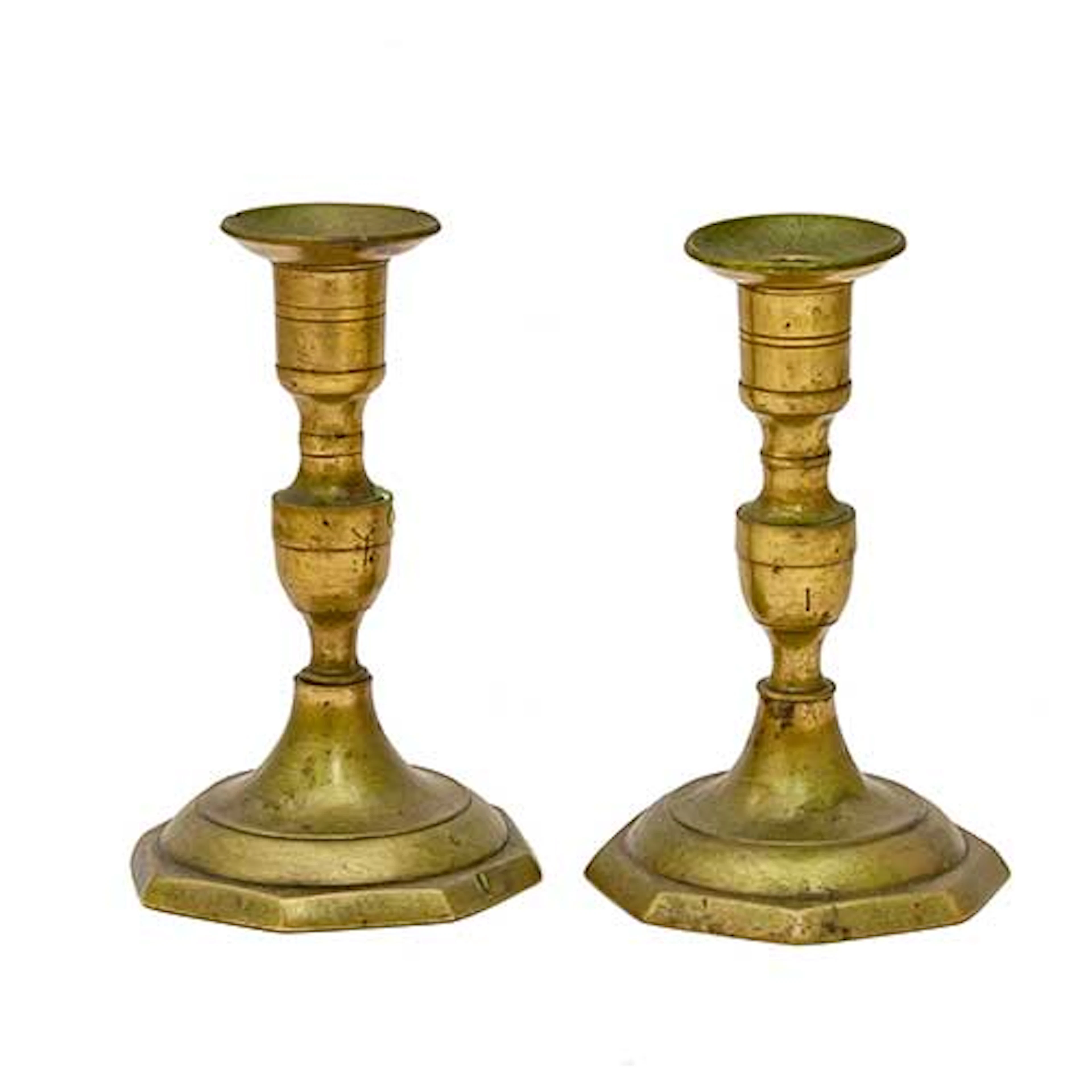 Pareja de candeleros isabelinos en bronce con base octogonal