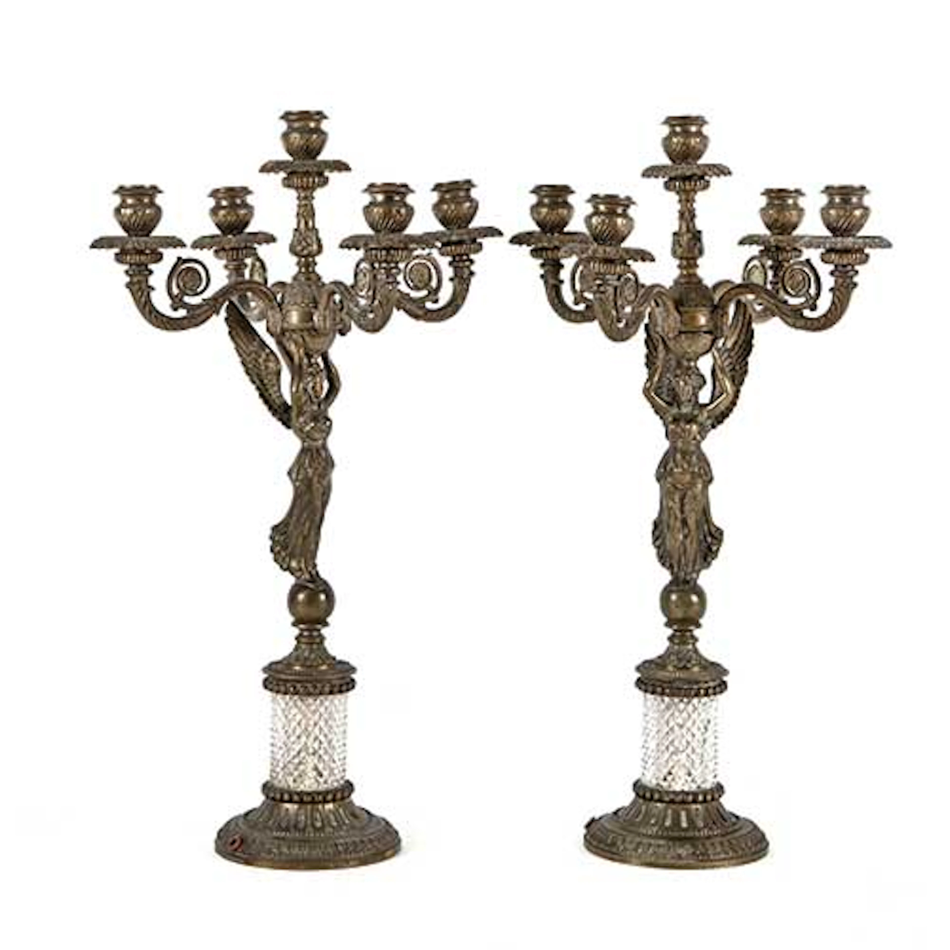 Pareja de candelabros, con victorias aladas en bronce dorado y cristal