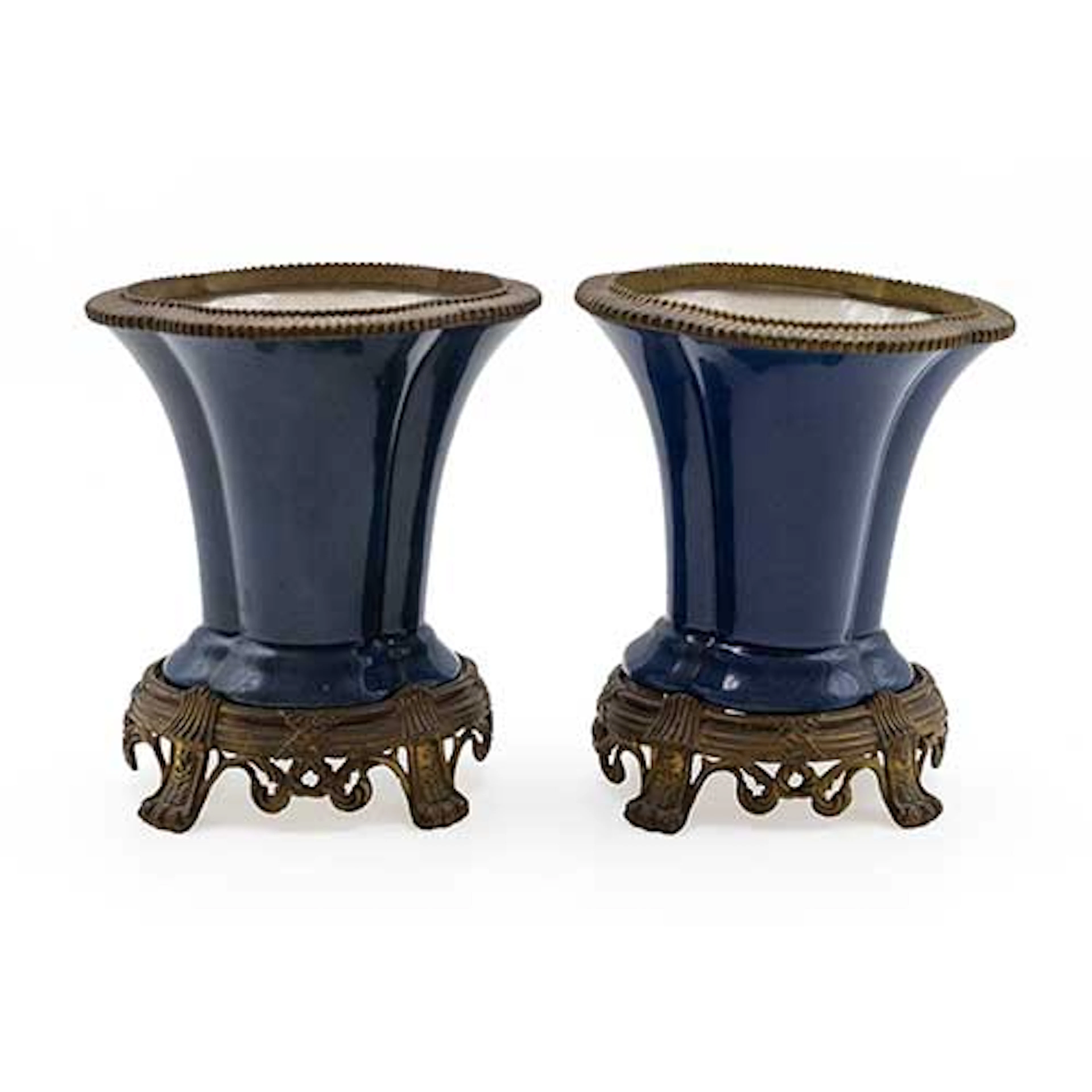 Pareja de jarrones en porcelana azul cobalto y blanco con montura