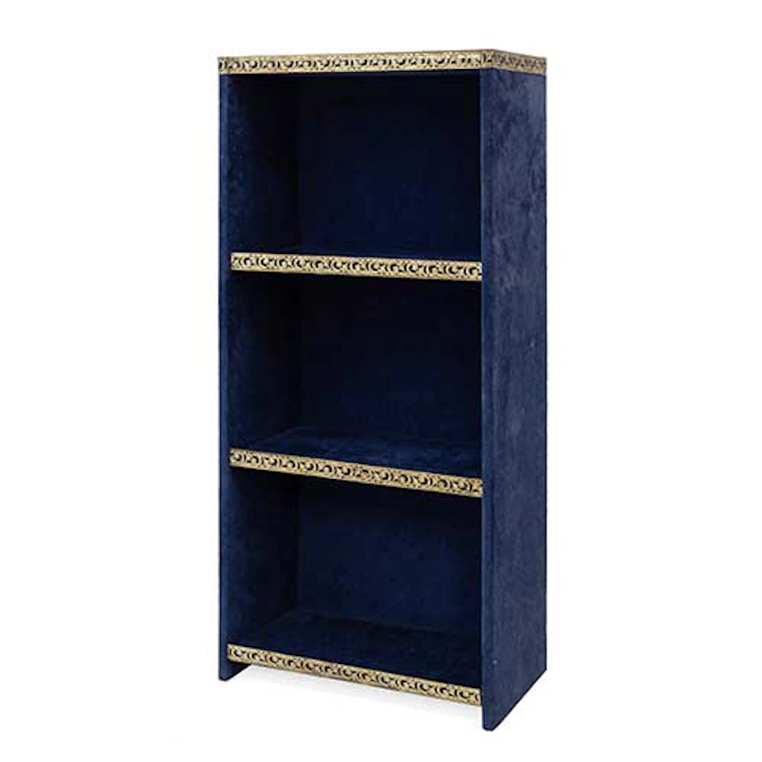 Estantera con cuatro baldas forrada en terciopelo azul y aplicaciones en latn.