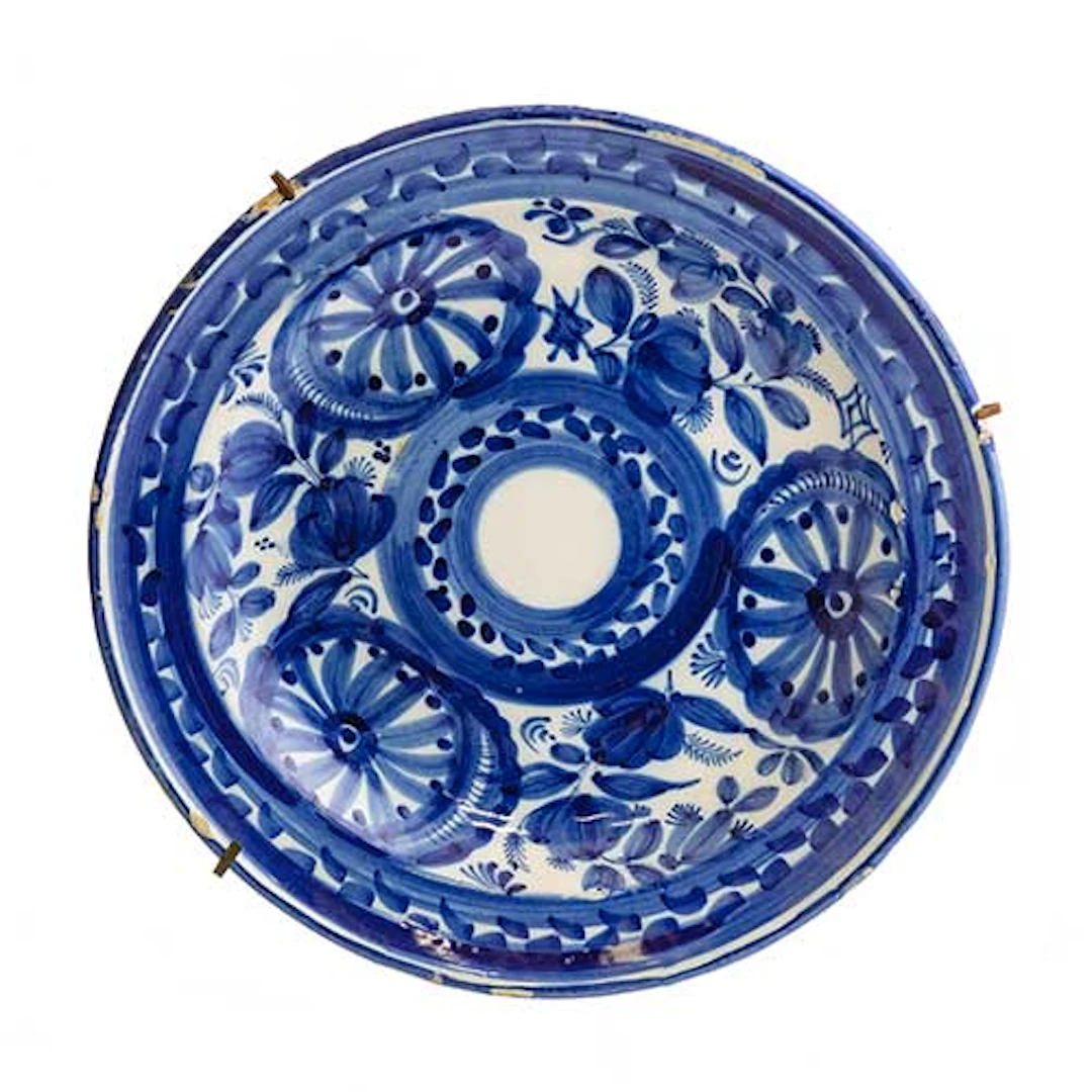 Plato en cermica de Manises. S. XIX.