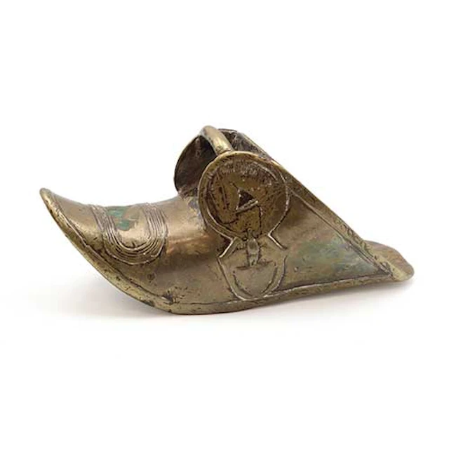 Estribo colonial con forma de zueco o zapato realizado en bronce decorado