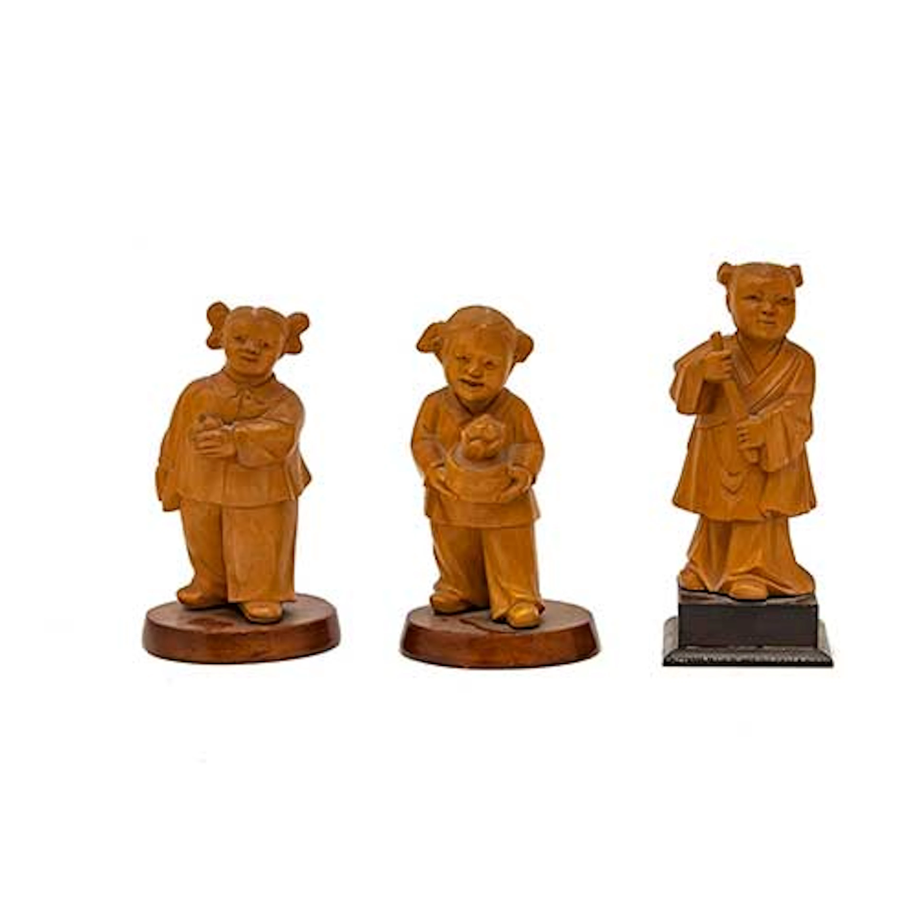 Nias chinas. Lote de tres figuras en madera tallada sobre peana de madera.