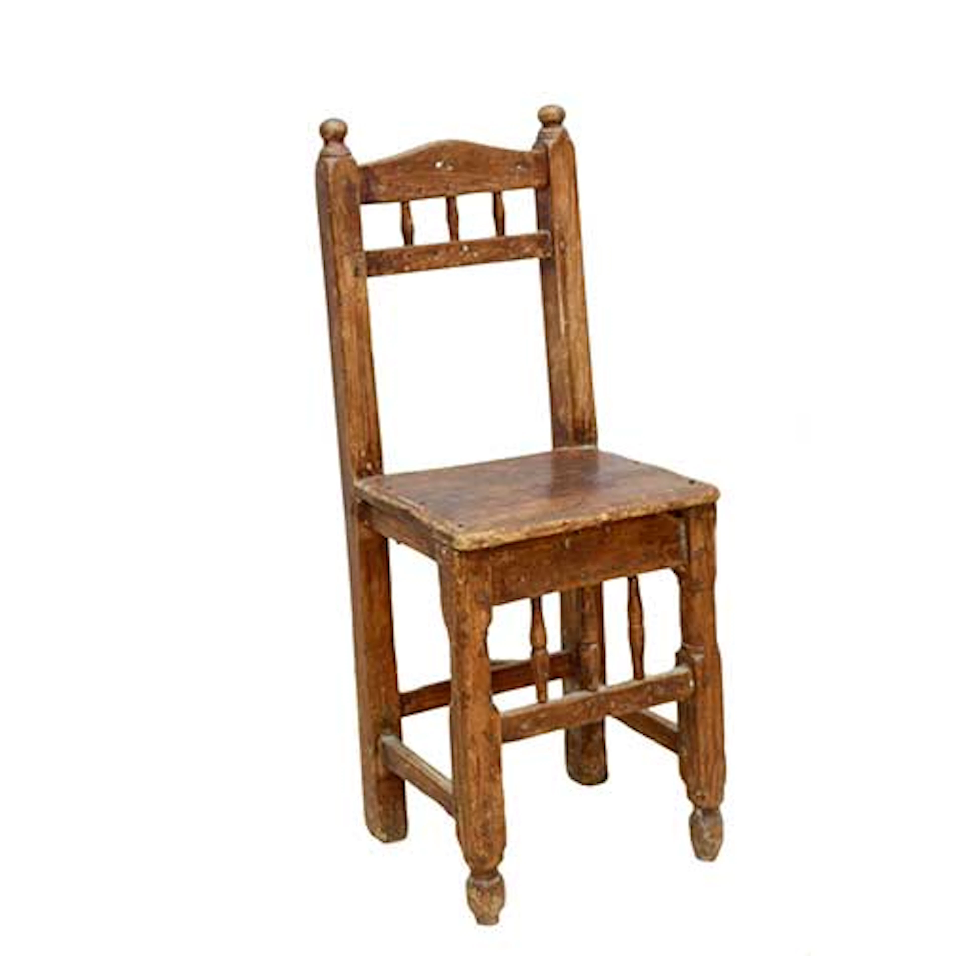Pequea silla rstica en madera tallada.