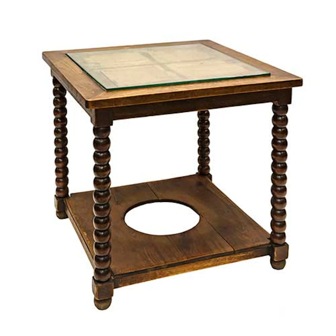 Mesa camilla cuadrada en madera con patas torneadas y con hueco inferior