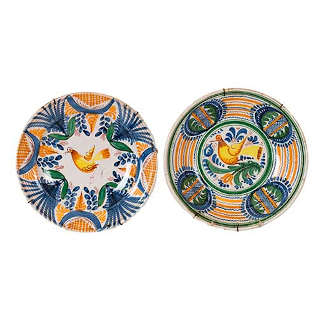 Dos platos de Manises con motivos de pjaros. Tonos amarillos.