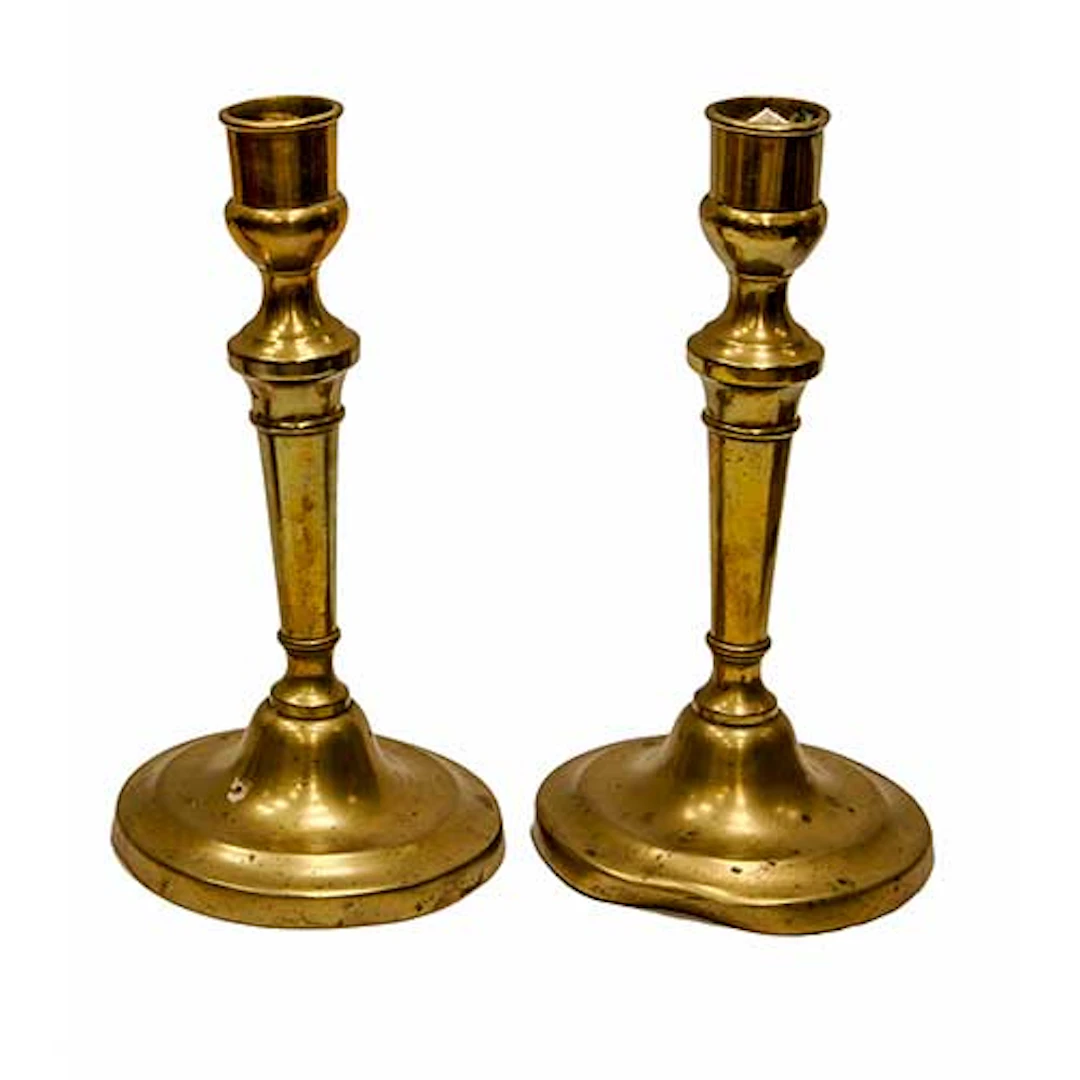Pareja de candeleros en bronce