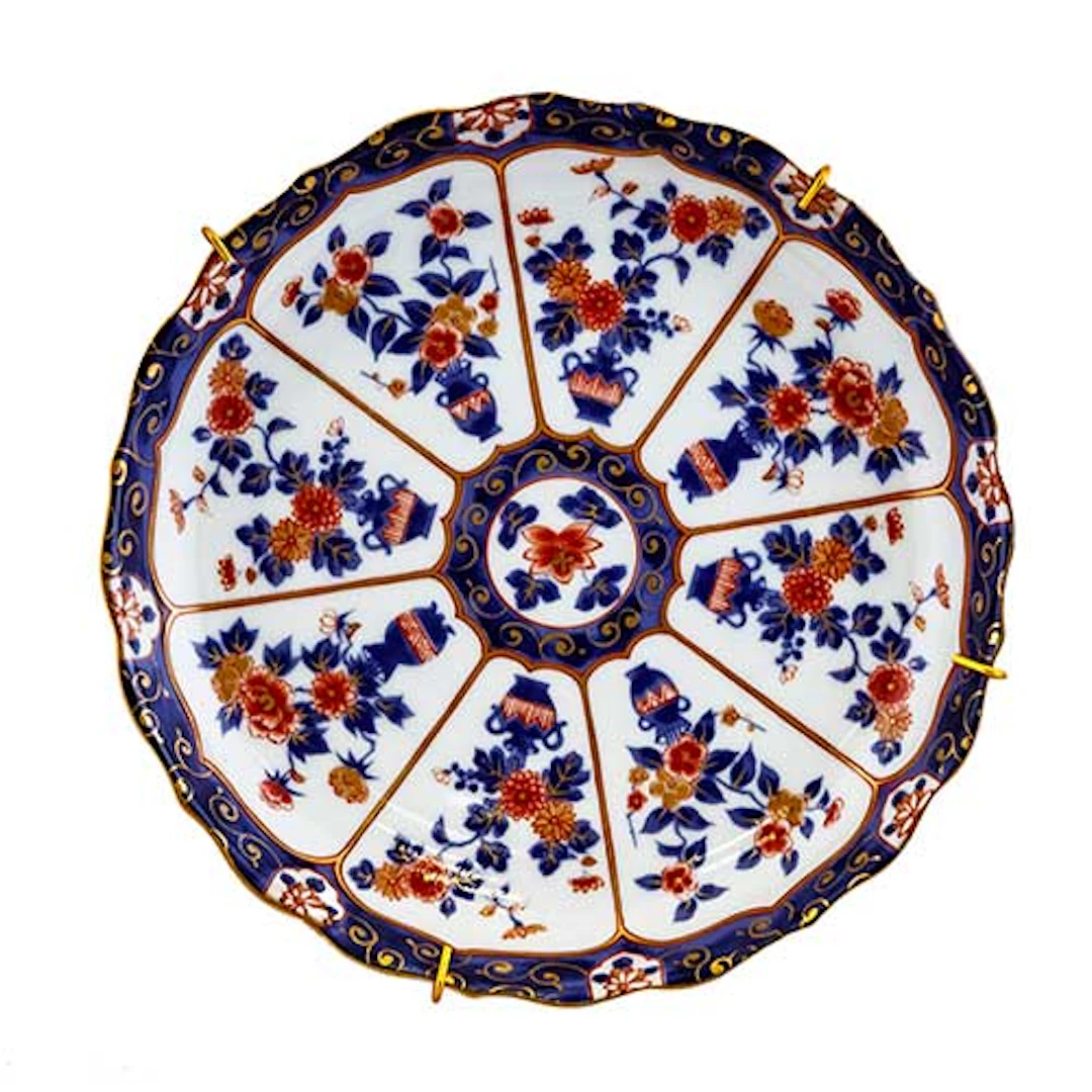 Plato en porcelana esmaltada, con jarrones de flores y greca geomtrica
