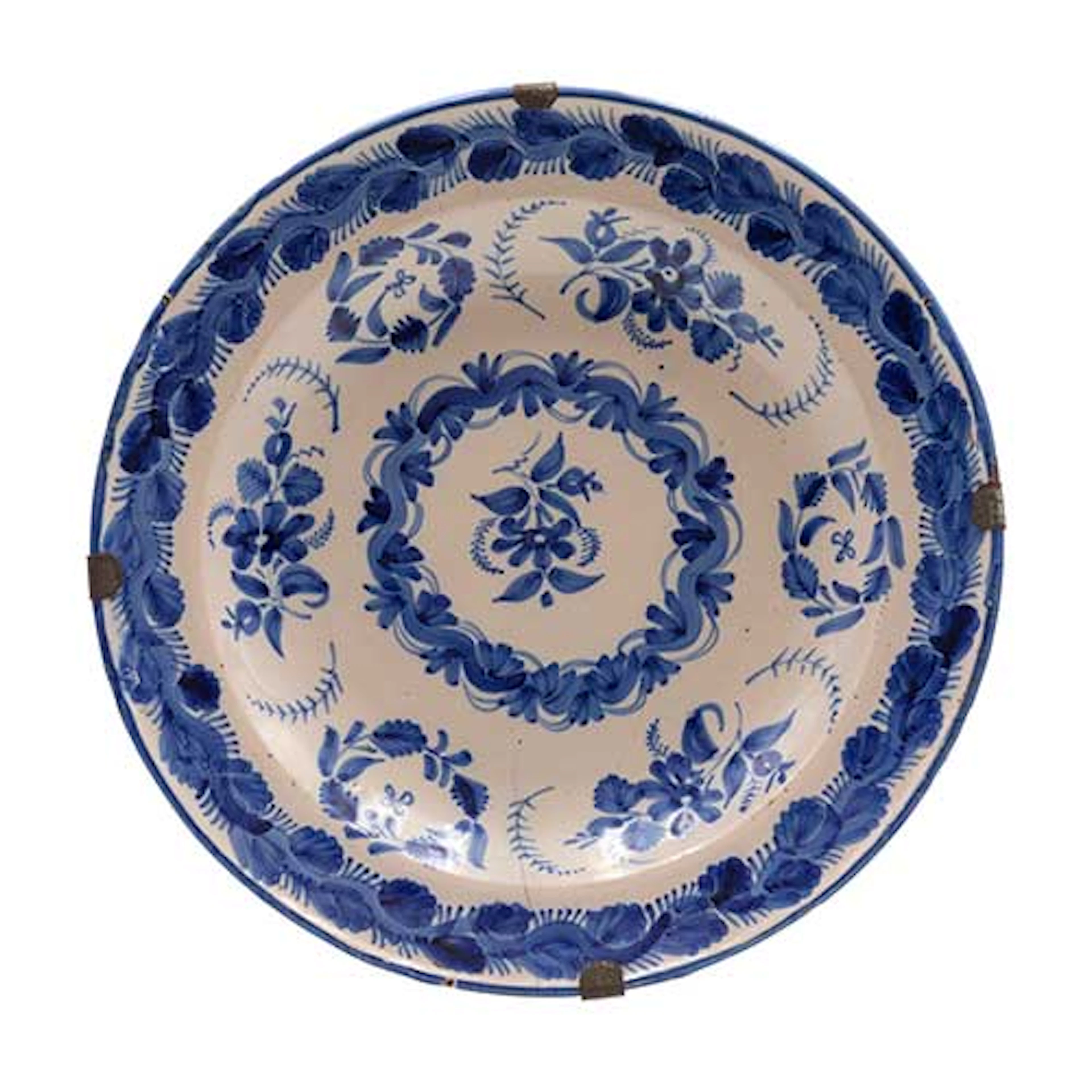 Plato azul y blanco con iniciales A.S al dorso
