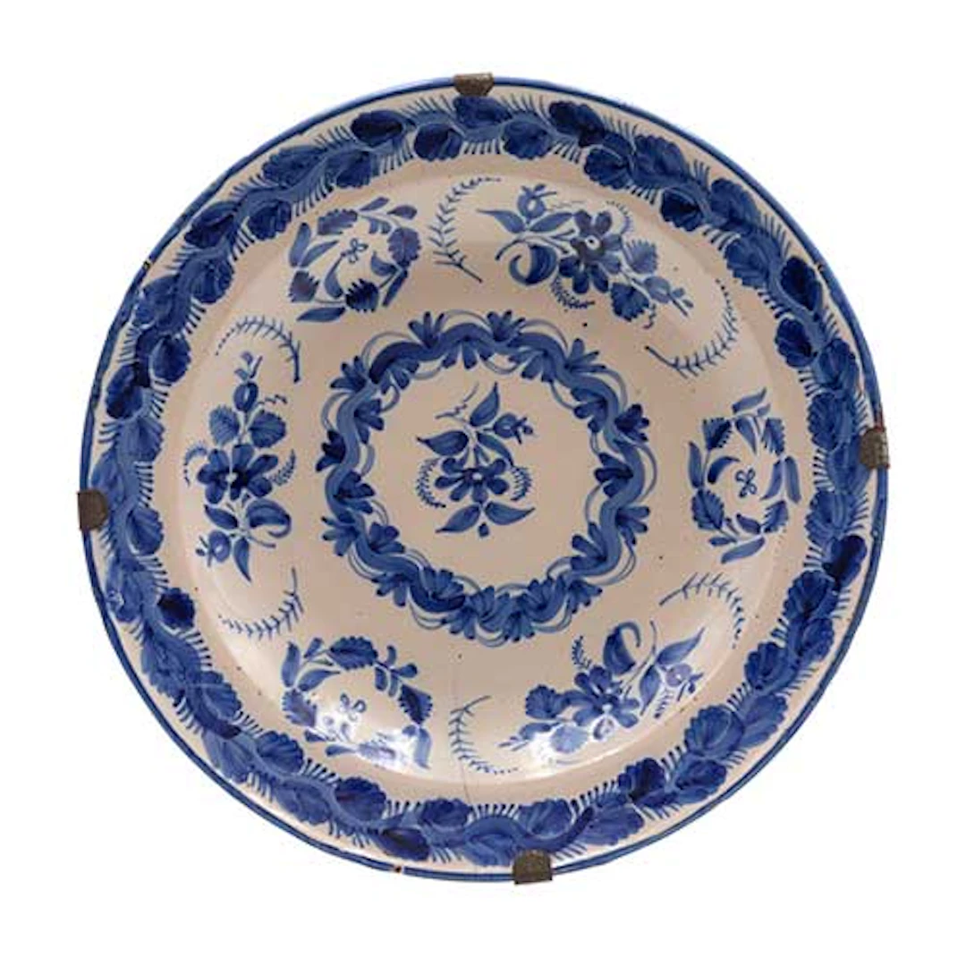 Plato azul y blanco con iniciales A.S al dorso