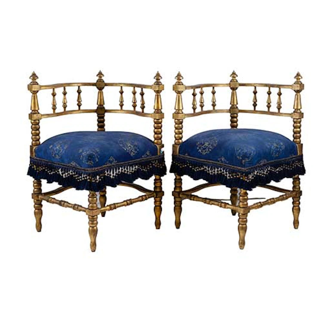 Sillones esquineros en madera redorada torneada y tapizados.