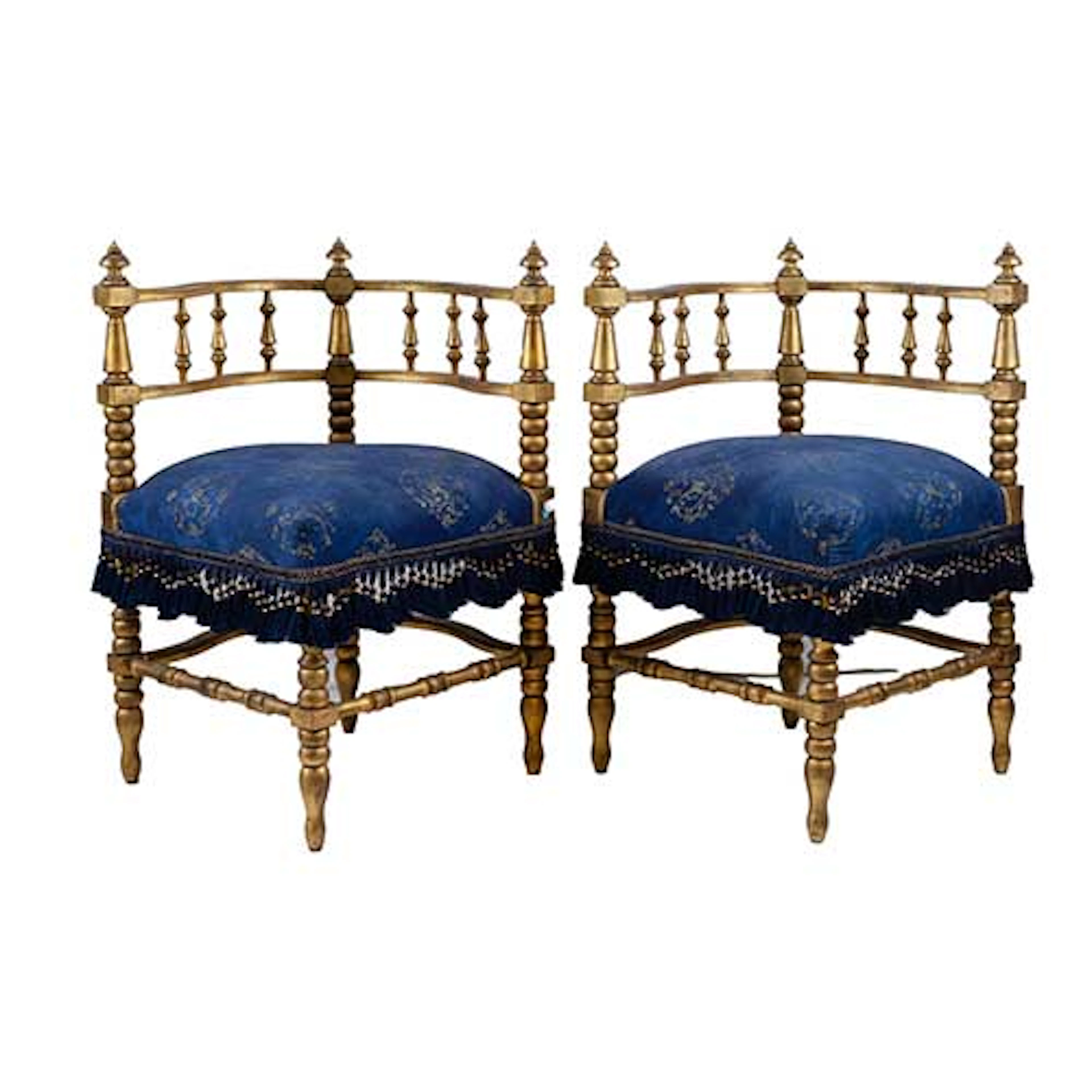 Sillones esquineros en madera redorada torneada y tapizados.