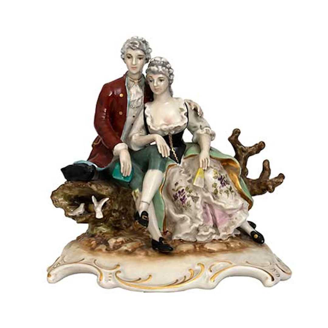Pareja realizada en porcelana con base
