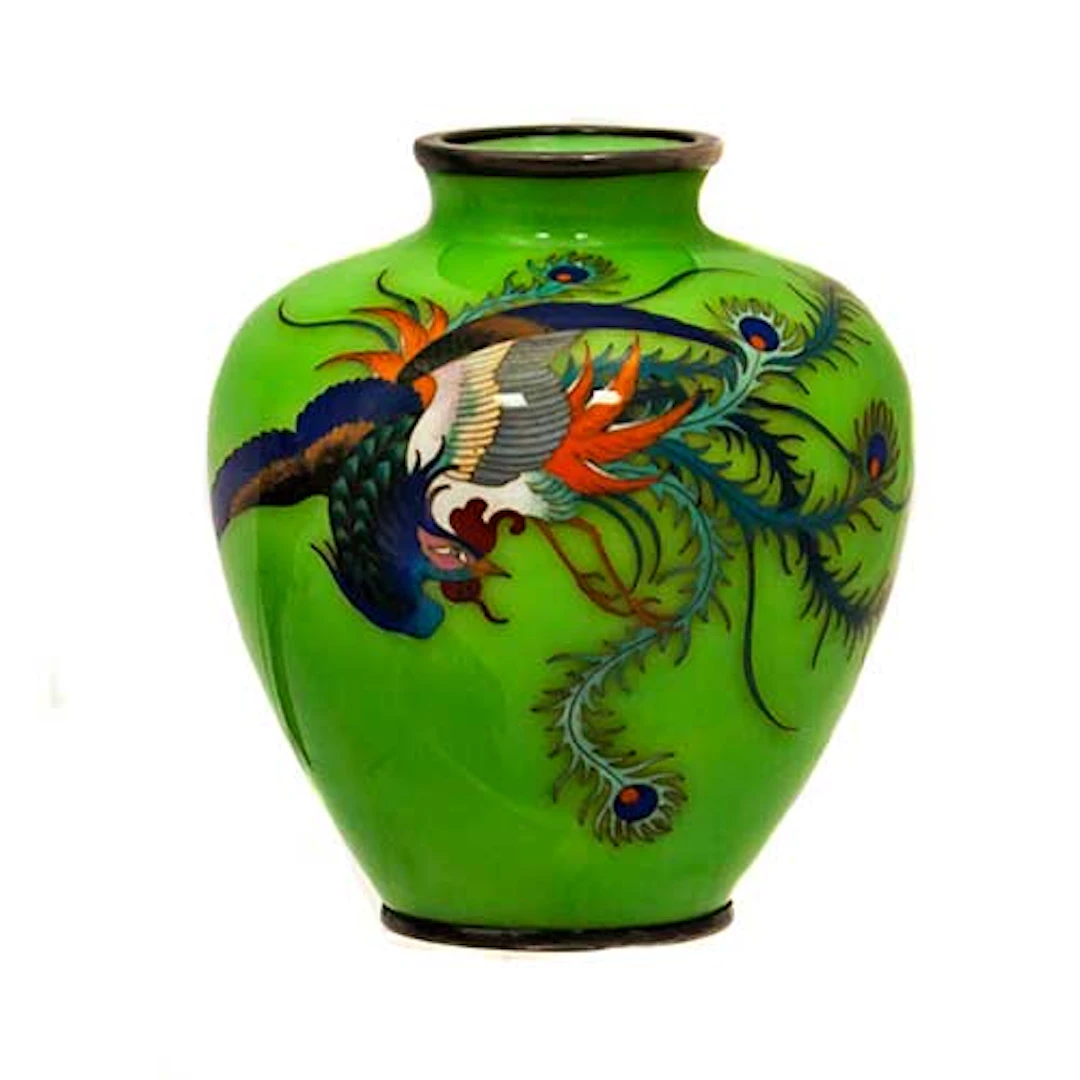 Pequeo jarrn en cloisson con imagen de un pavo real sobre fondo verde.