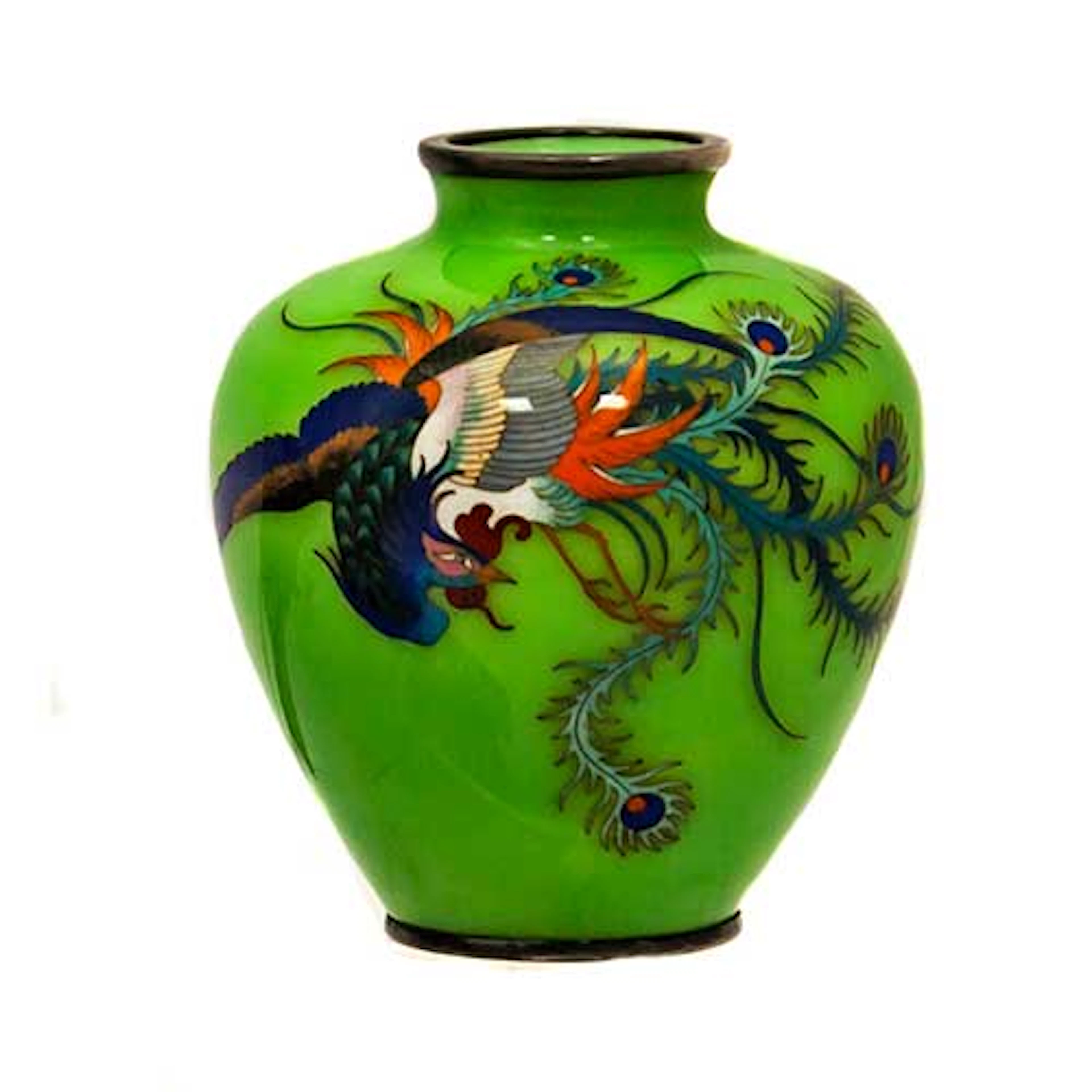 Pequeo jarrn en cloisson con imagen de un pavo real sobre fondo verde.