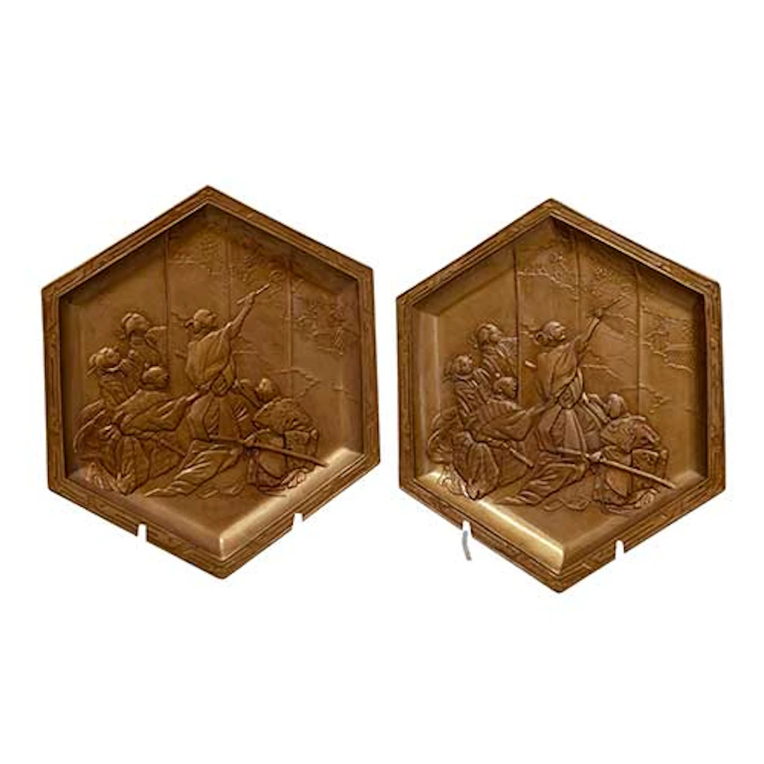Pareja de platos chinos decorativos hexagonales en metal patinado