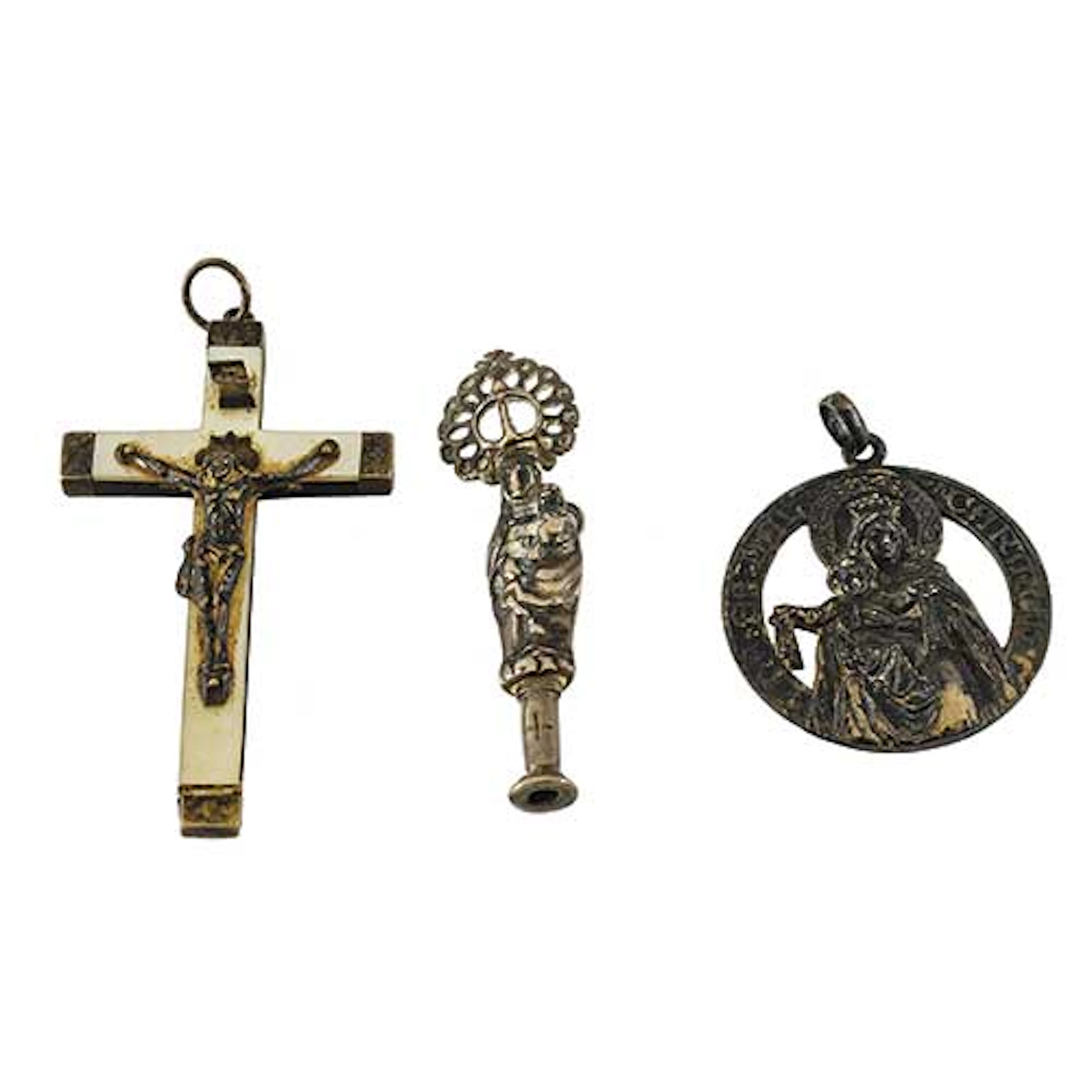 Lote de tres medallas religiosas: Cristo crucificado, Virgen del Carmen