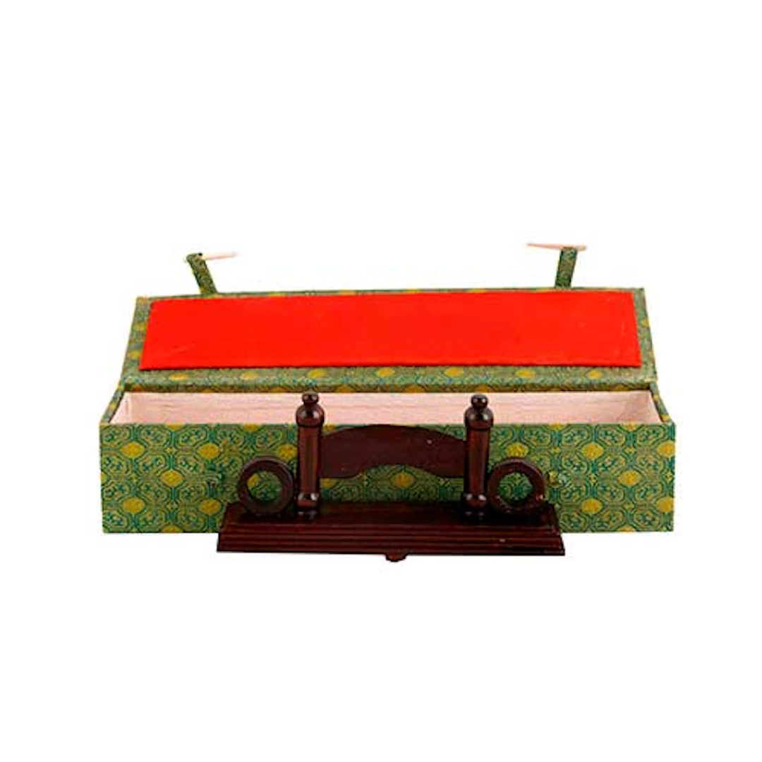 Caja recubierta de tela en color verde con pequea figura de madera