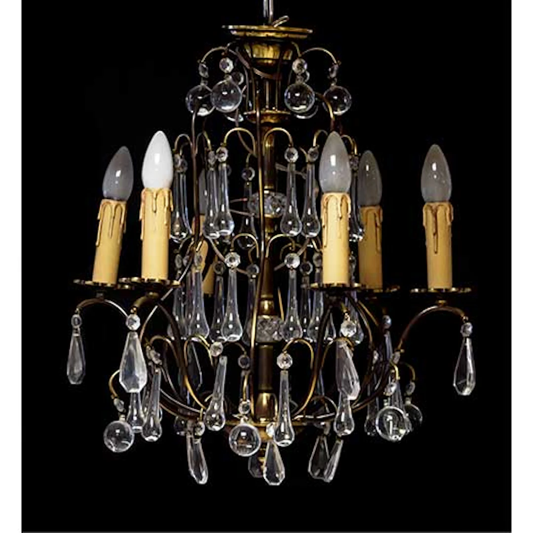 Lmpara de techo en bronce con pinjantes de cristal de seis luces.