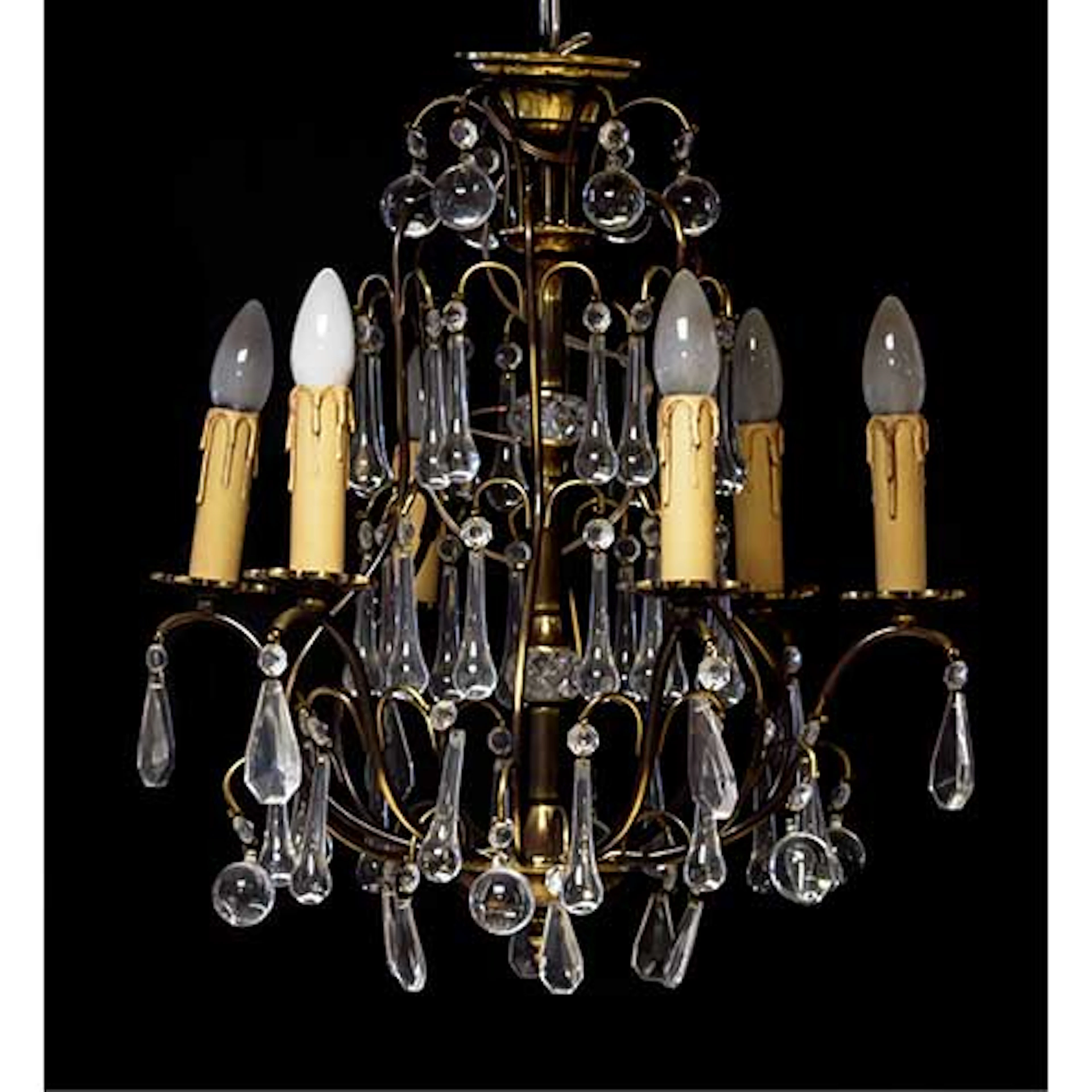 Lmpara de techo en bronce con pinjantes de cristal de seis luces.