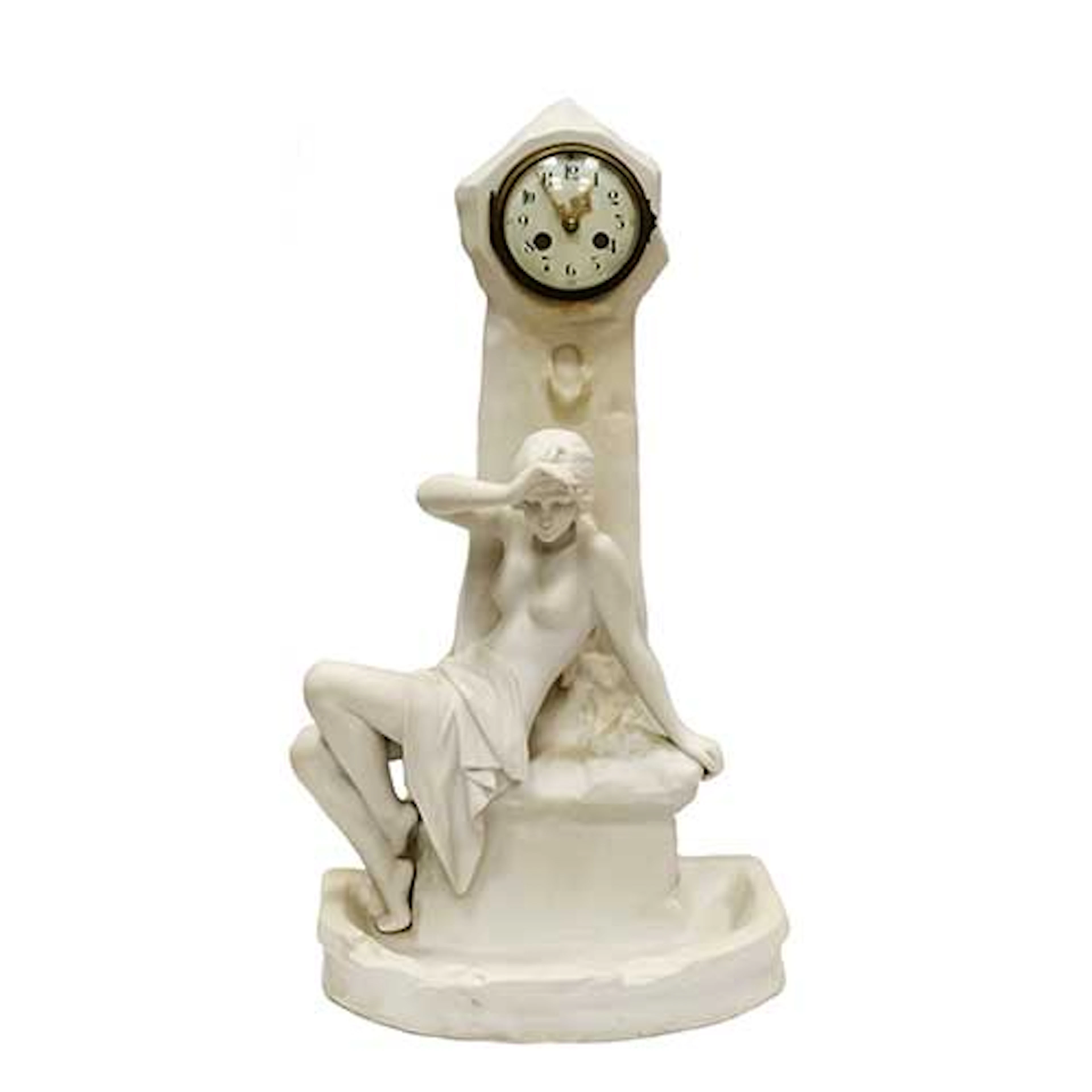 Reloj de sobremesa modernista en biscuit con dama en una fuente