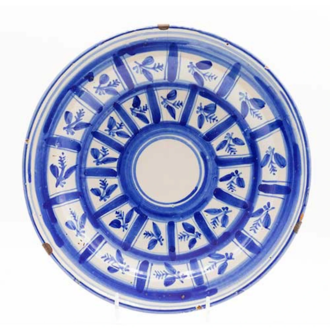 Plato azul y blanco de Manises siglo XIX