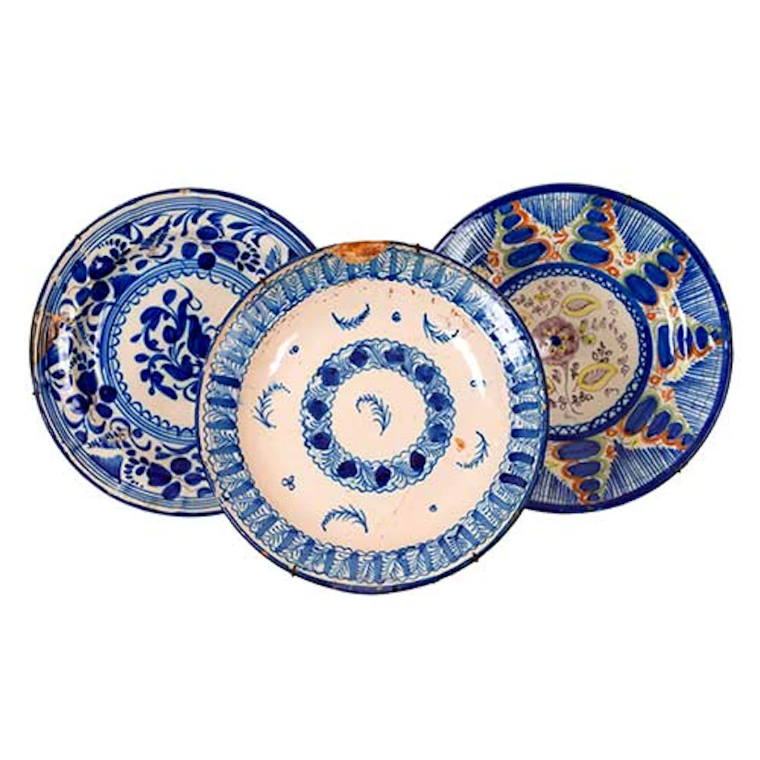 Tres platos de Manises en azul