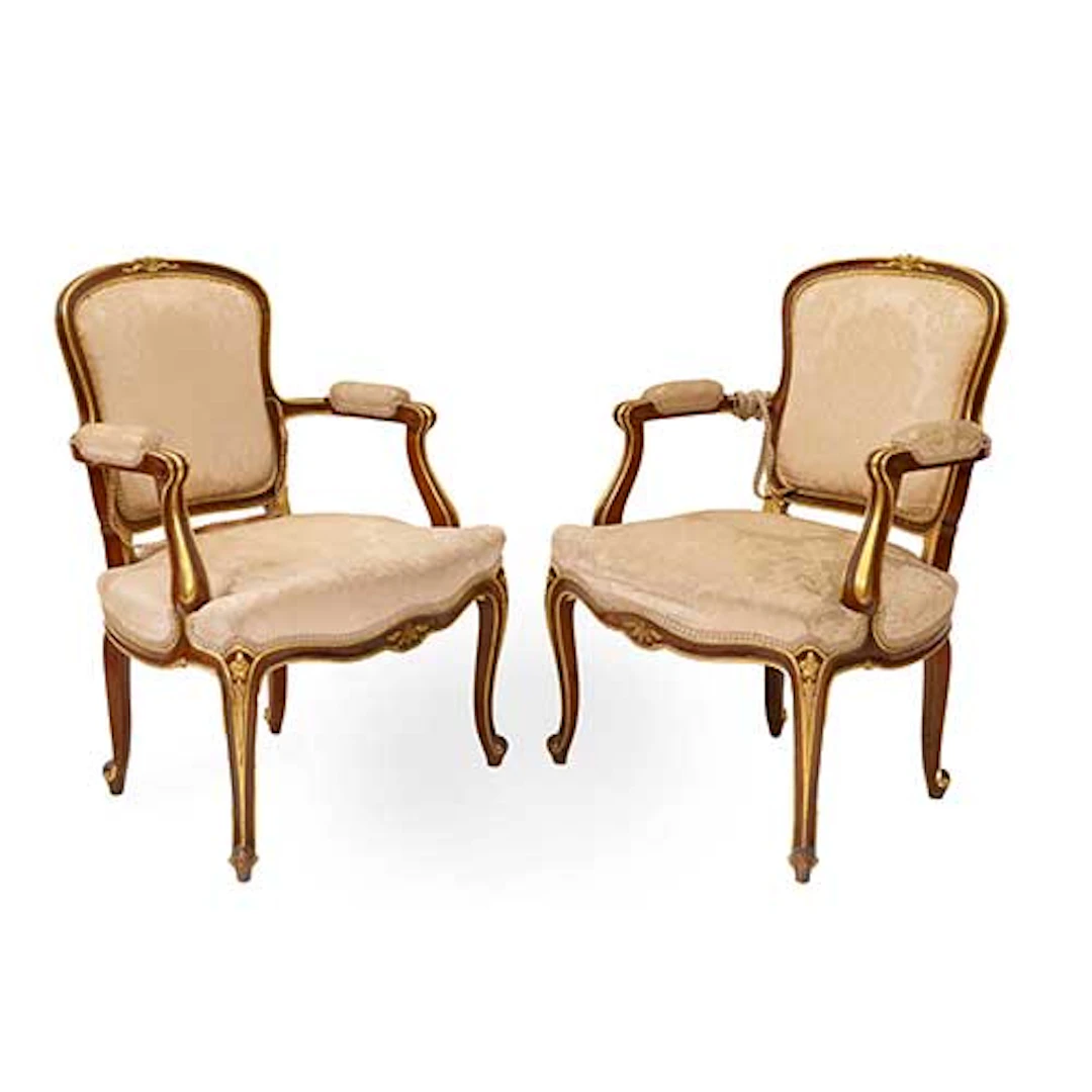 Pareja de sillones estilo Luis XV de Simn Loscertales en madera patinada