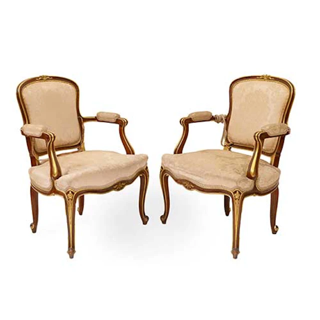 Pareja de sillones estilo Luis XV de Simn Loscertales en madera patinada