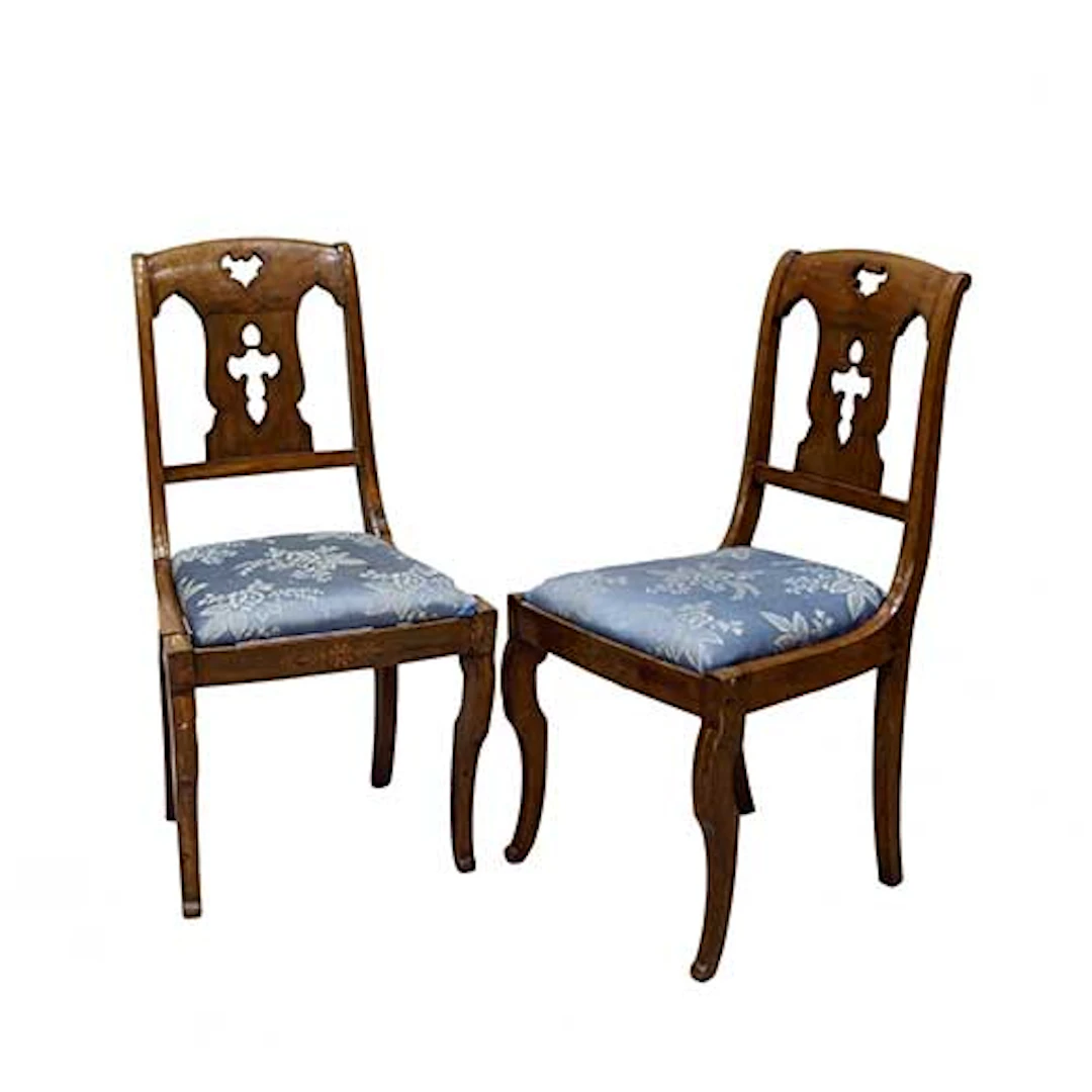 Pareja de sillas con tapicera azul y respaldo calado, con patas combadas