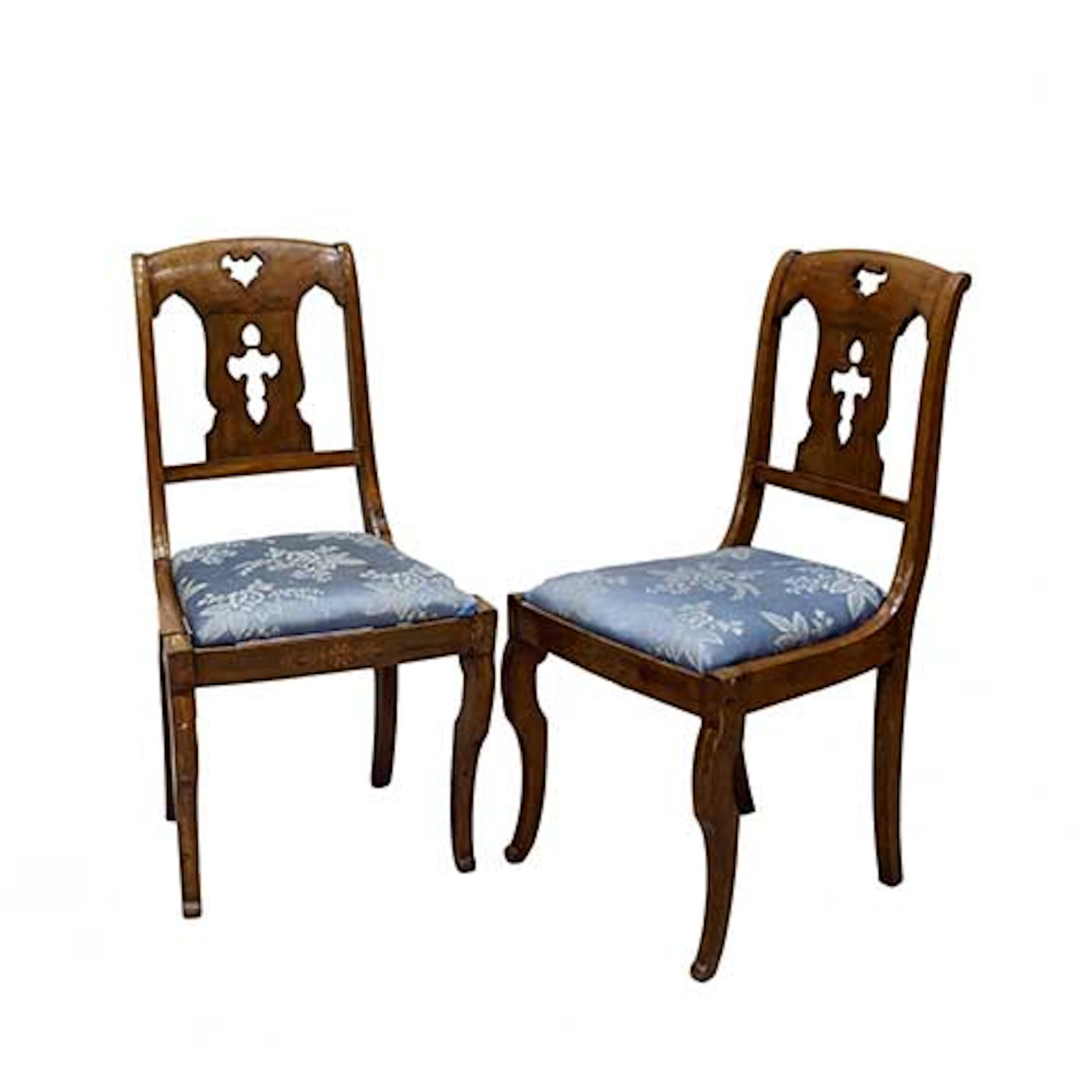 Pareja de sillas con tapicera azul y respaldo calado, con patas combadas