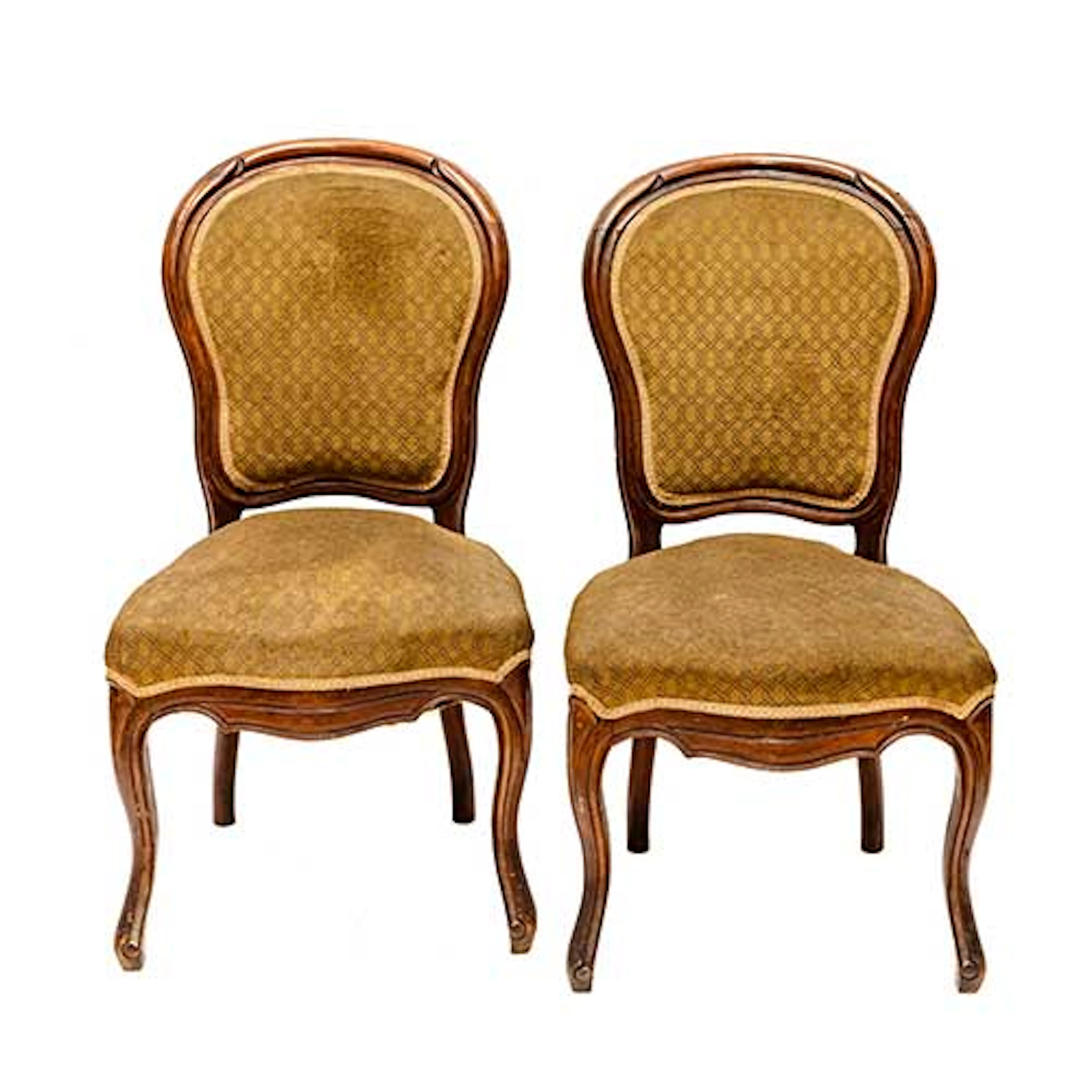 Dos sillas isabelinas, en madera de nogal con tapicera marrn