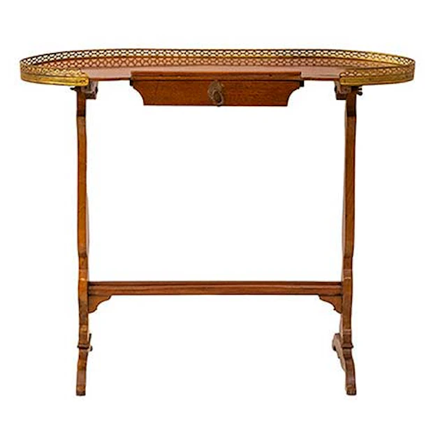 Mesa de rin de campaa estilo Luis XVI con barandilla en bronce, cajn