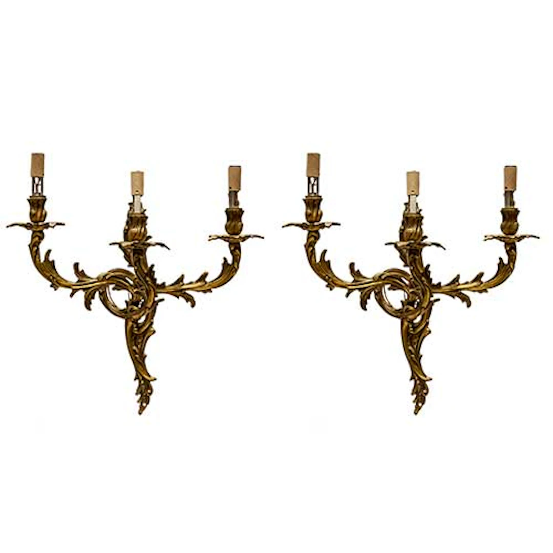 Lote de dos apliques de pared estilo Luis XV, en bronce dorado de