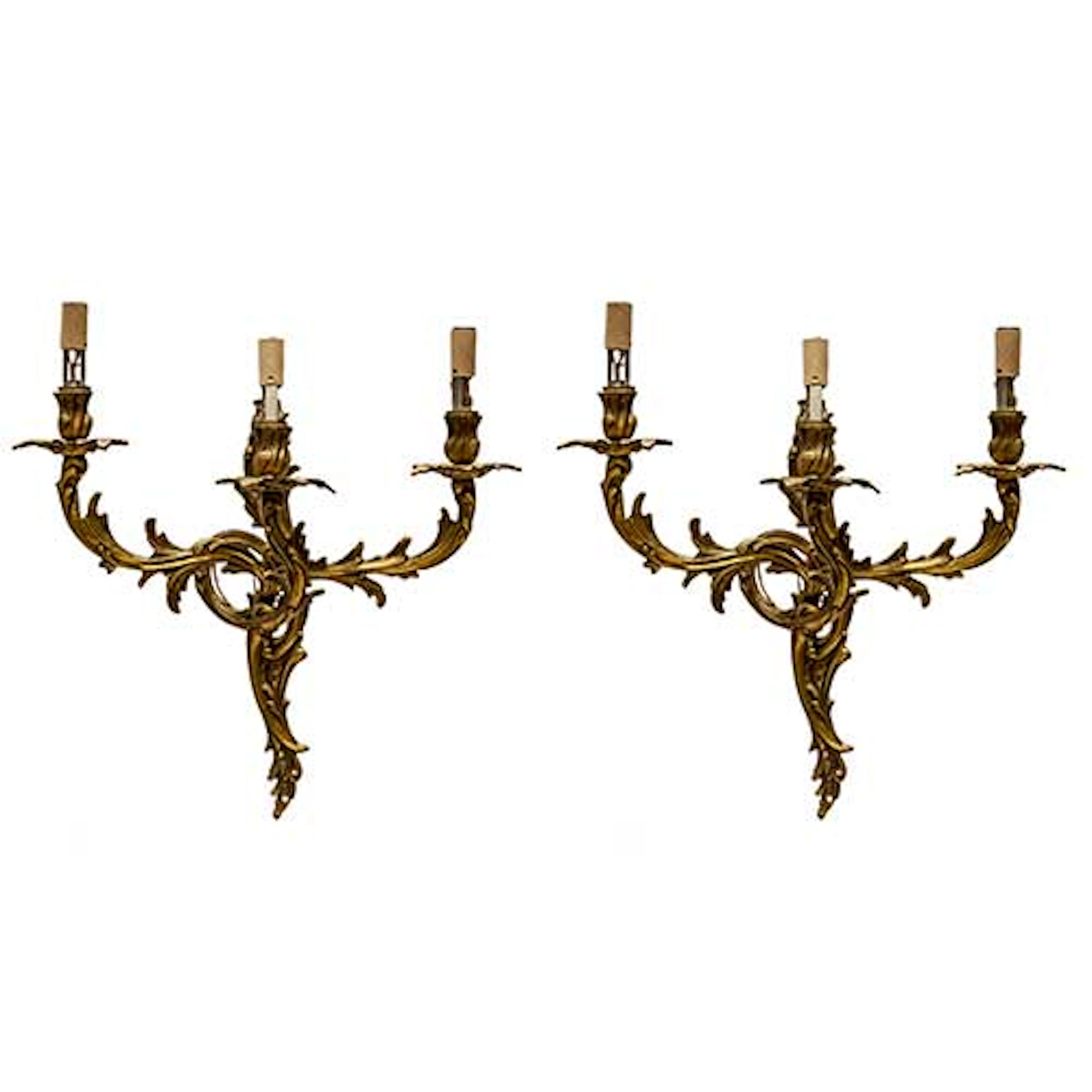 Lote de dos apliques de pared estilo Luis XV, en bronce dorado de