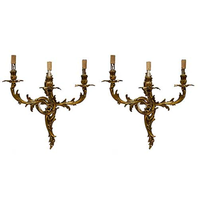Lote de dos apliques de pared estilo Luis XV, en bronce dorado de
