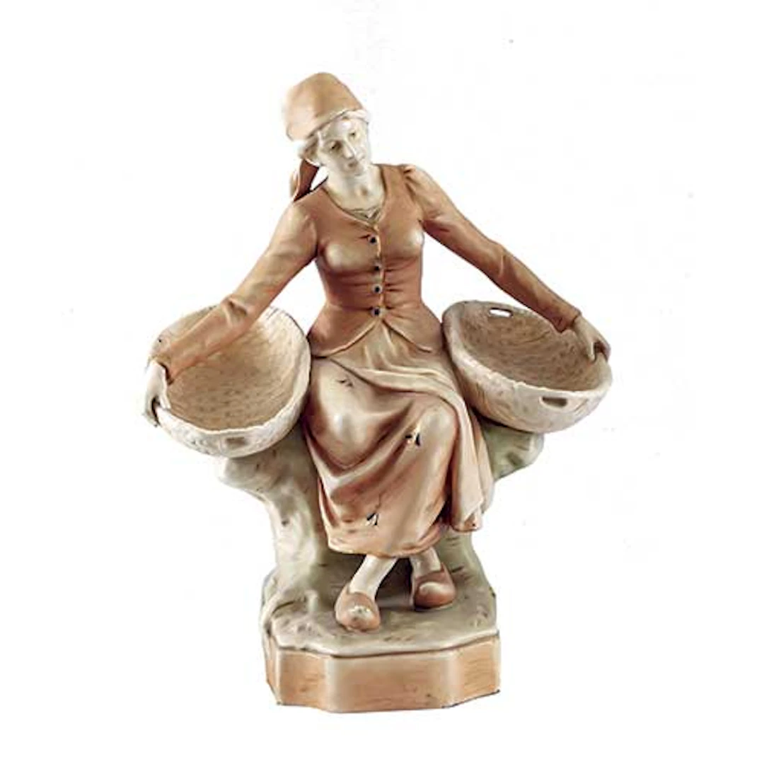 Mujer con dos cestas en biscuit policromado.