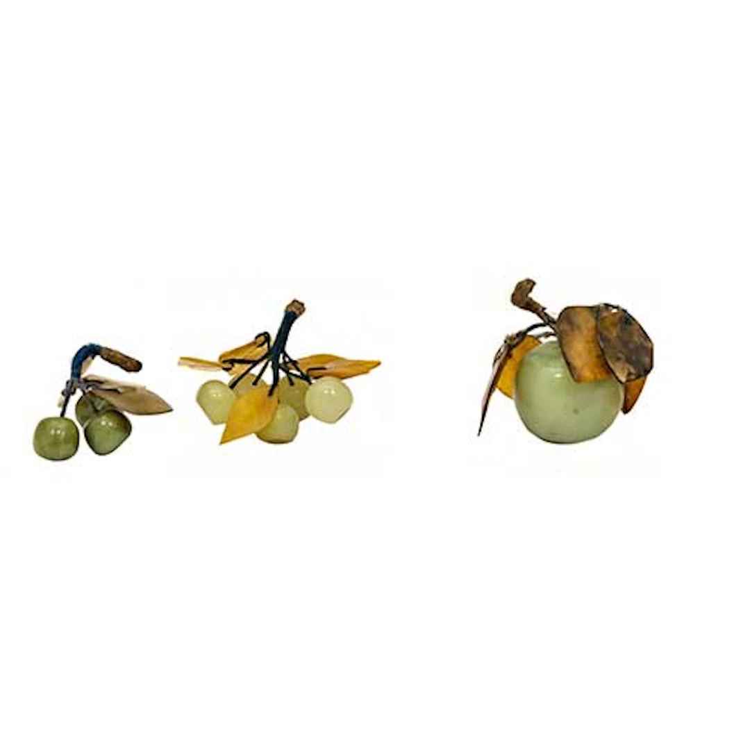 Lote de dos grupos de cerezas en jade con hojas de piedras duras.