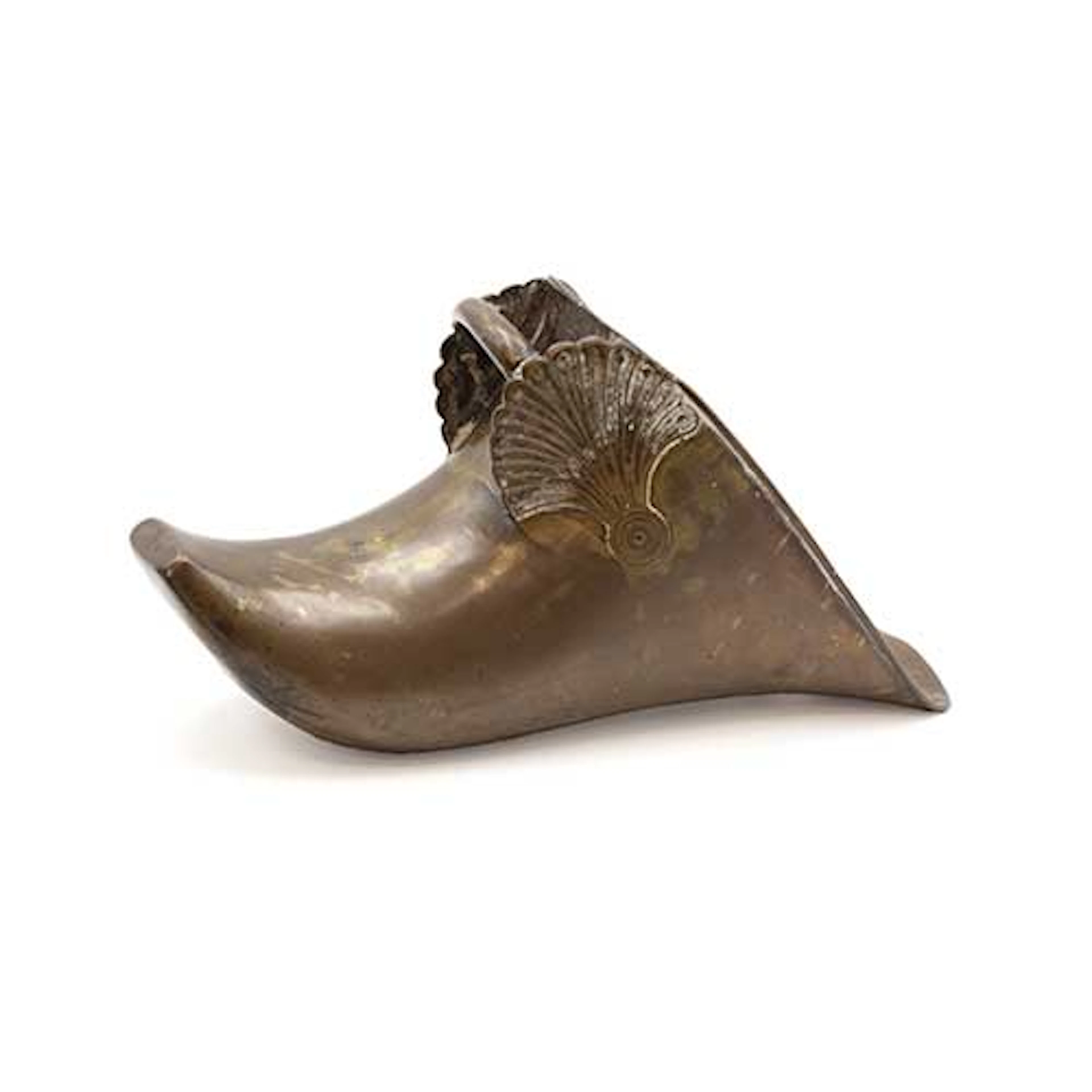 Estribo colonial de zapato en bronce con decoracin en relieve