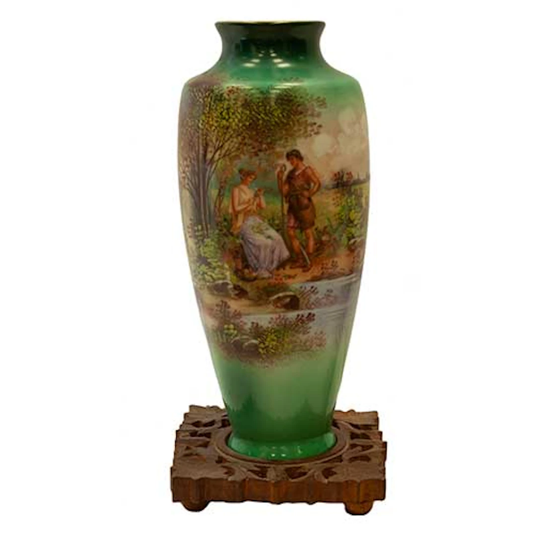 Jarrn en porcelana con escena del Parnasso sobre peana de madera.
