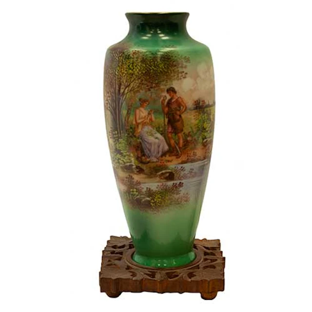 Jarrn en porcelana con escena del Parnasso sobre peana de madera.